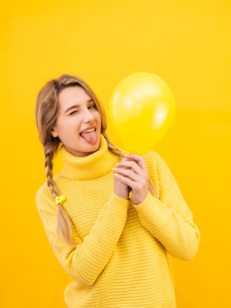 Średnio strzał kobieta trzymając balon