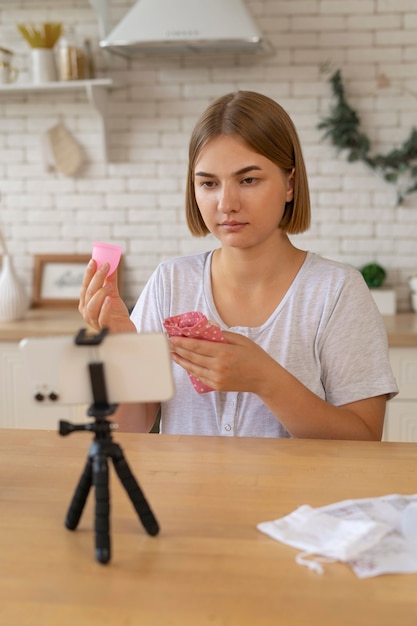 Bezpłatne zdjęcie Średnio strzał kobieta trzymająca kubek menstruacyjny