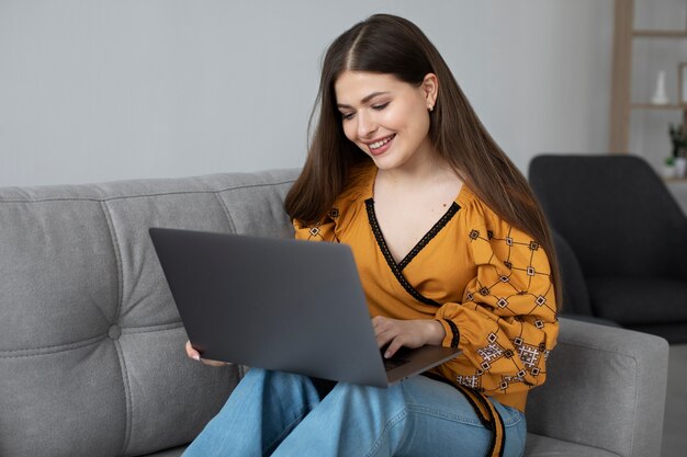 Średnio strzał kobieta trzymająca laptopa