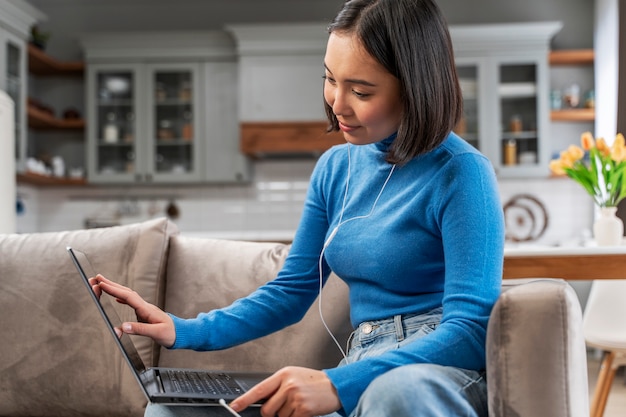 Średnio strzał kobieta trzymająca laptopa