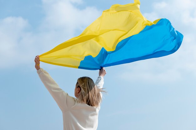 Średnio strzał kobieta trzymająca ukraińską flagę