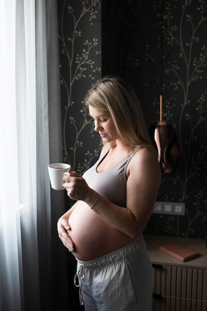 Bezpłatne zdjęcie Średnio strzał kobieta w ciąży