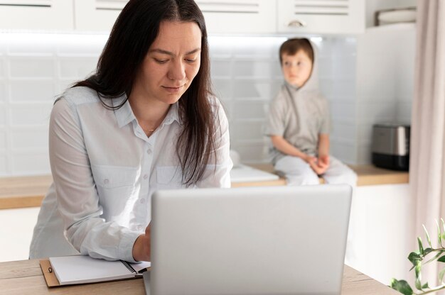 Średnio strzał kobieta wpisując na laptopie