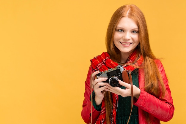 Bezpłatne zdjęcie Średnio strzał kobieta z aparatem fotograficznym