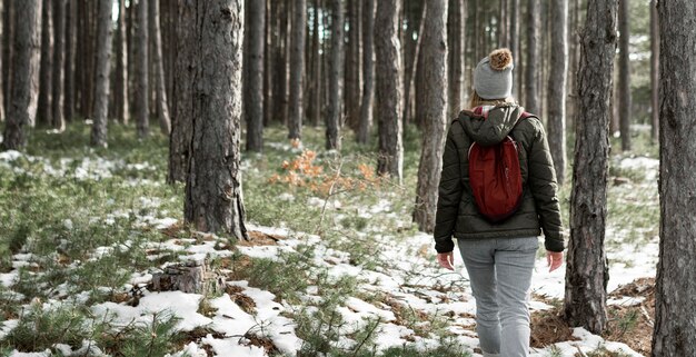 Średnio strzał kobieta z plecakiem