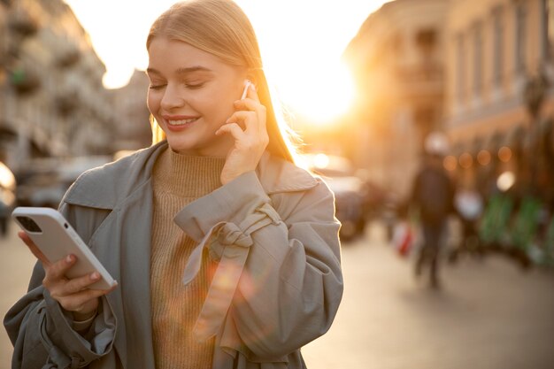 Średnio strzał kobieta z telefonem