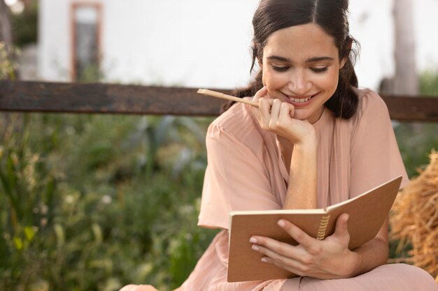 Średnio strzał kobiety trzymającej notebook