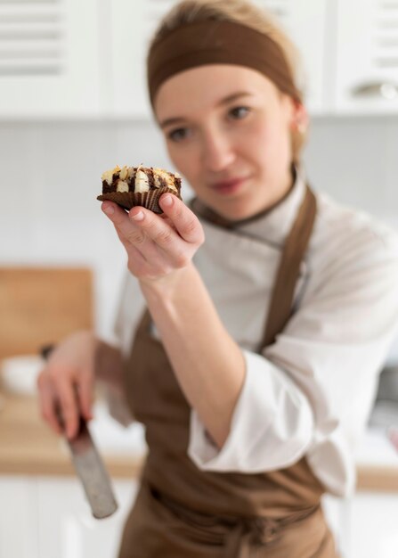 Średnio strzał kucharza trzymającego plik cookie