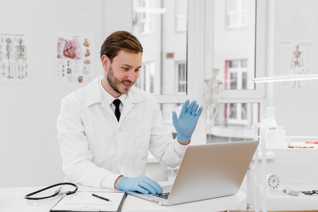Średnio strzał lekarza pracującego na laptopie