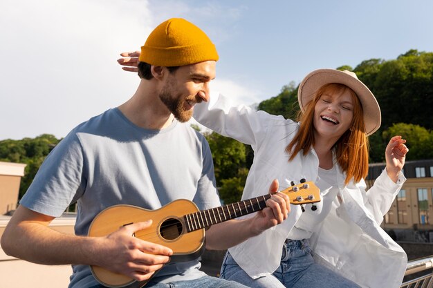 Średnio strzał mężczyzna grający na gitarze