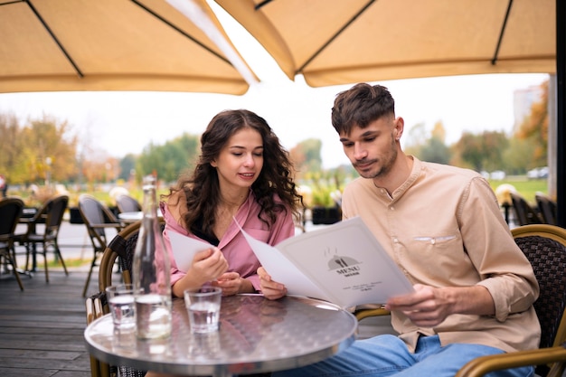 Bezpłatne zdjęcie Średnio strzał mężczyzna i kobieta w restauracji