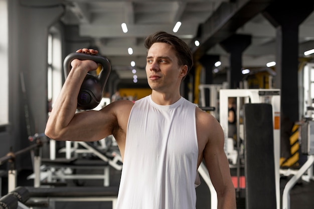 Średnio strzał mężczyzna trzymający Kettlebell