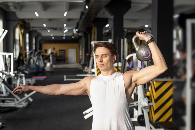 Średnio strzał mężczyzna trzymający Kettlebell