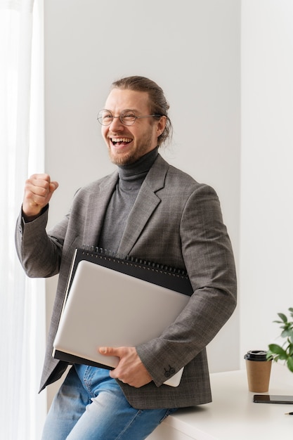 Średnio strzał mężczyzna trzymający laptopa