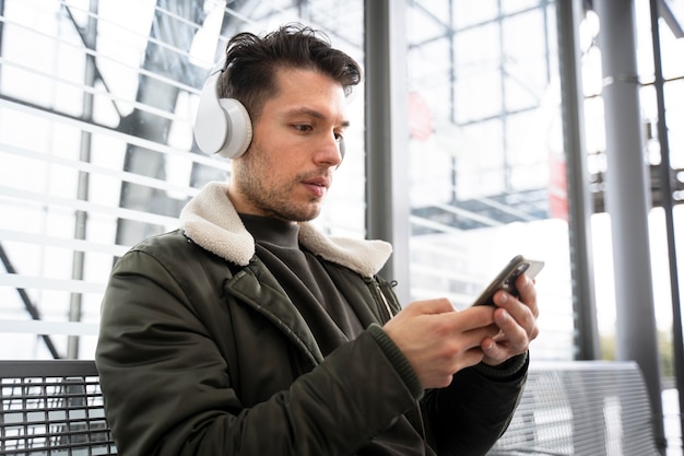 Średnio strzał mężczyzna trzymający telefon