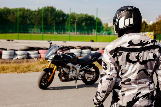 Średnio strzał mężczyznę idącego w kierunku motocykla