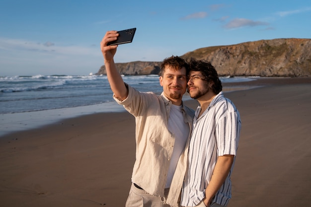 Bezpłatne zdjęcie Średnio strzał para gejów biorąc selfie