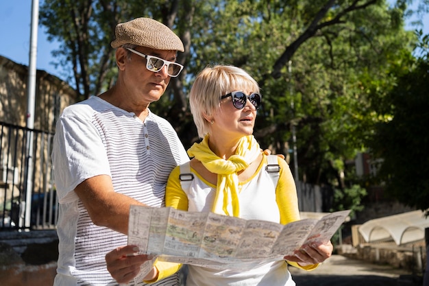 Bezpłatne zdjęcie Średnio strzał para trzymając mapę