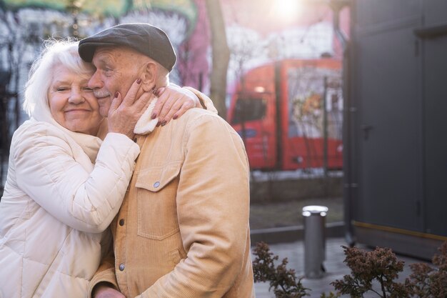 Średnio strzał przytulający się seniorzy