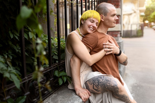 Bezpłatne zdjęcie Średnio strzał smiley woman holding man