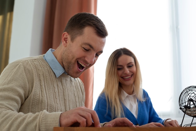 Średnio strzał szczęśliwych ludzi grających w bingo