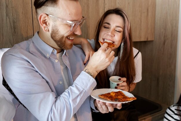 Średnio strzał szczęśliwych ludzi z pizzą?