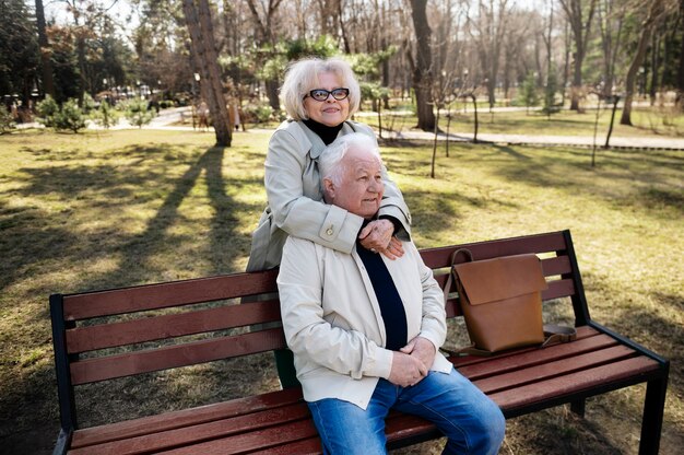 Średnio strzał uśmiechnięci starsi ludzie w parku
