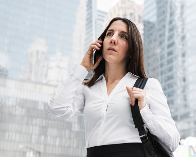 Średnio strzał uśmiechnięta kobieta na telefon