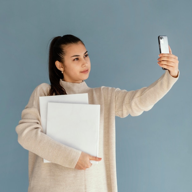 Średnio strzał uśmiechnięta kobieta przy selfie