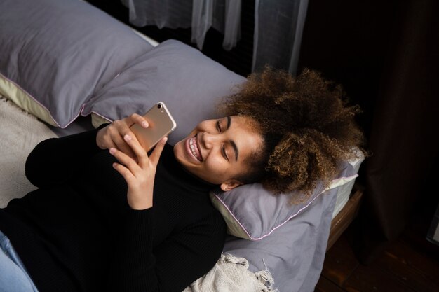 Średnio strzał uśmiechnięta kobieta trzymająca telefon