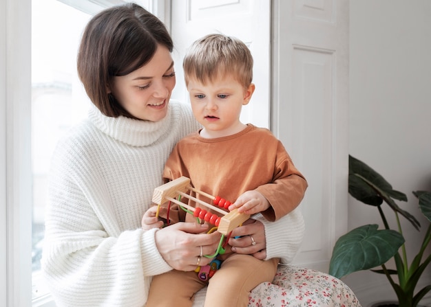 Średnio strzał uśmiechnięta matka trzymająca dziecko