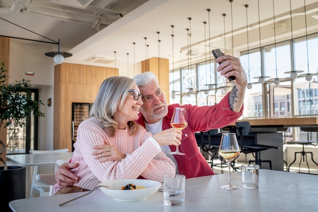 Średnio strzał uśmiechnięta para przy selfie