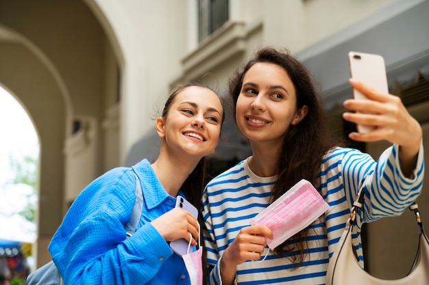 Bezpłatne zdjęcie Średnio strzał uśmiechnięte kobiety przy selfie