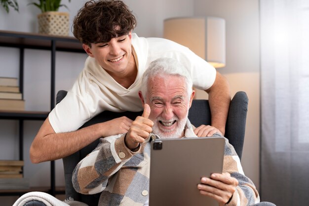 Średnio strzał uśmiechnięty mężczyzna trzymający tablet