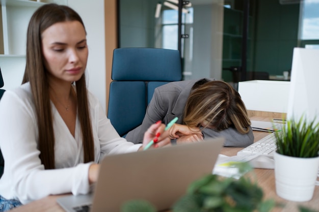 Średnio strzał zmęczona kobieta w pracy