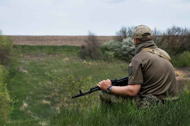 Średnio strzał żołnierz wojny rosyjskiej na Ukrainie