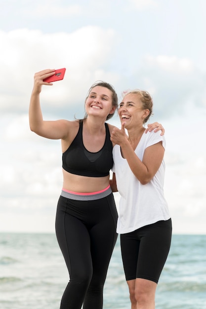 Średnio strzałowi przyjaciele robią selfie