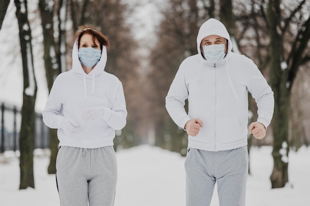 Bezpłatne zdjęcie Średnio strzelani ludzie biegający w maskach