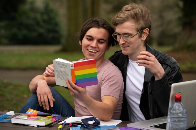 Średnio ujęci queer studenci na zewnątrz