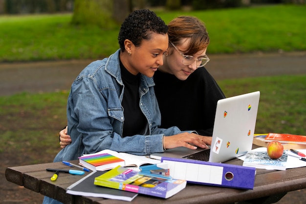 Bezpłatne zdjęcie Średnio ujęci queer studenci na zewnątrz