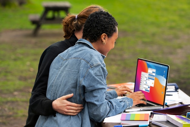 Bezpłatne zdjęcie Średnio ujęci queer studenci na zewnątrz