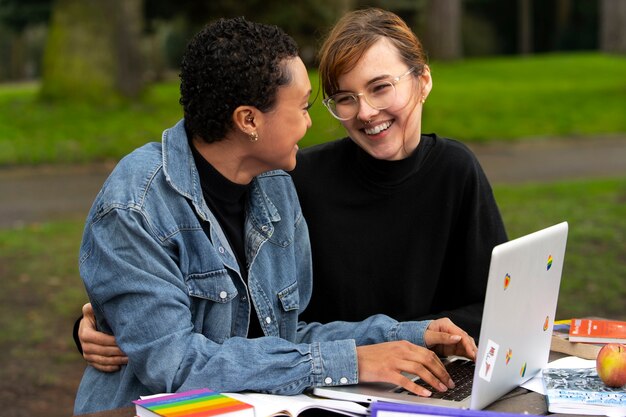 Średnio ujęci queer studenci na zewnątrz