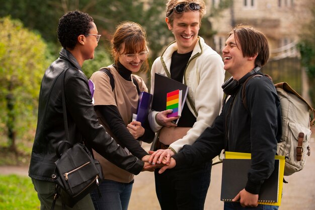 Średnio ujęci queer studenci na zewnątrz