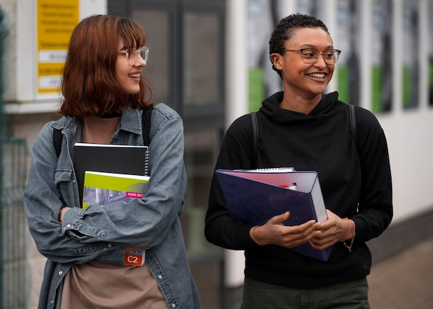 Średnio ujęci queer studenci na zewnątrz