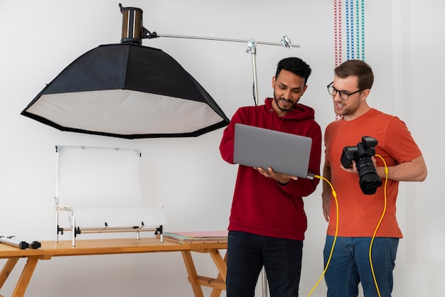 Średnio ujęci wyspecjalizowani fotografowie pracujący w studio