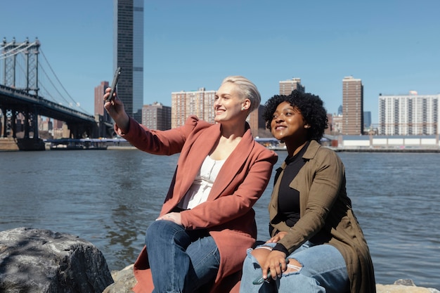 Bezpłatne zdjęcie Średnio ujęcia kobiety robiące selfie