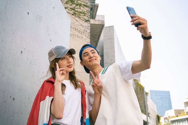 Średnio ujęcia uśmiechnięci ludzie przy selfie