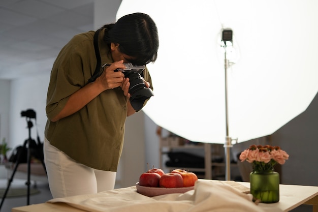 Średnio ujęcie fotograf robi zdjęcia owoców