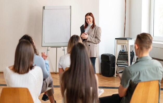 Średnio ujęcie kobiety prowadzącej spotkanie terapeutyczne