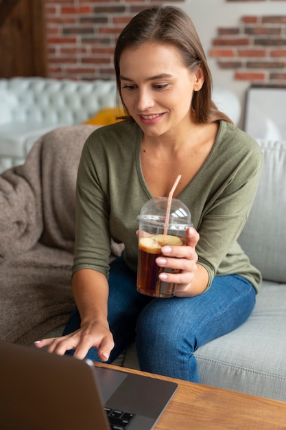 Średnio ujęcie kobiety trzymającej kombucha